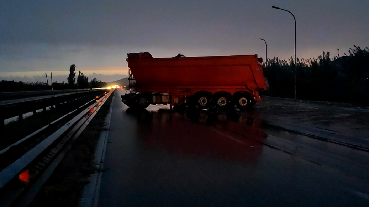 Furgoni i pret rrugën kamionit duke u përplasur me trafikndarësen