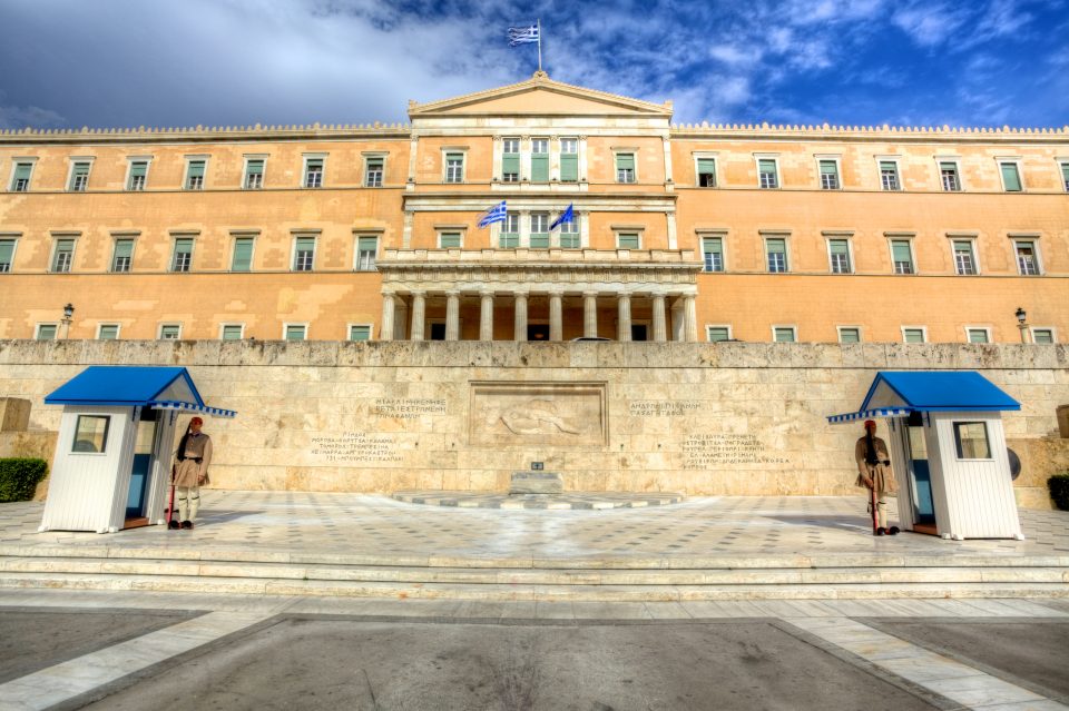 Ngrihet në këmbë policia greke alarm për bombë në Parlament dhe tri