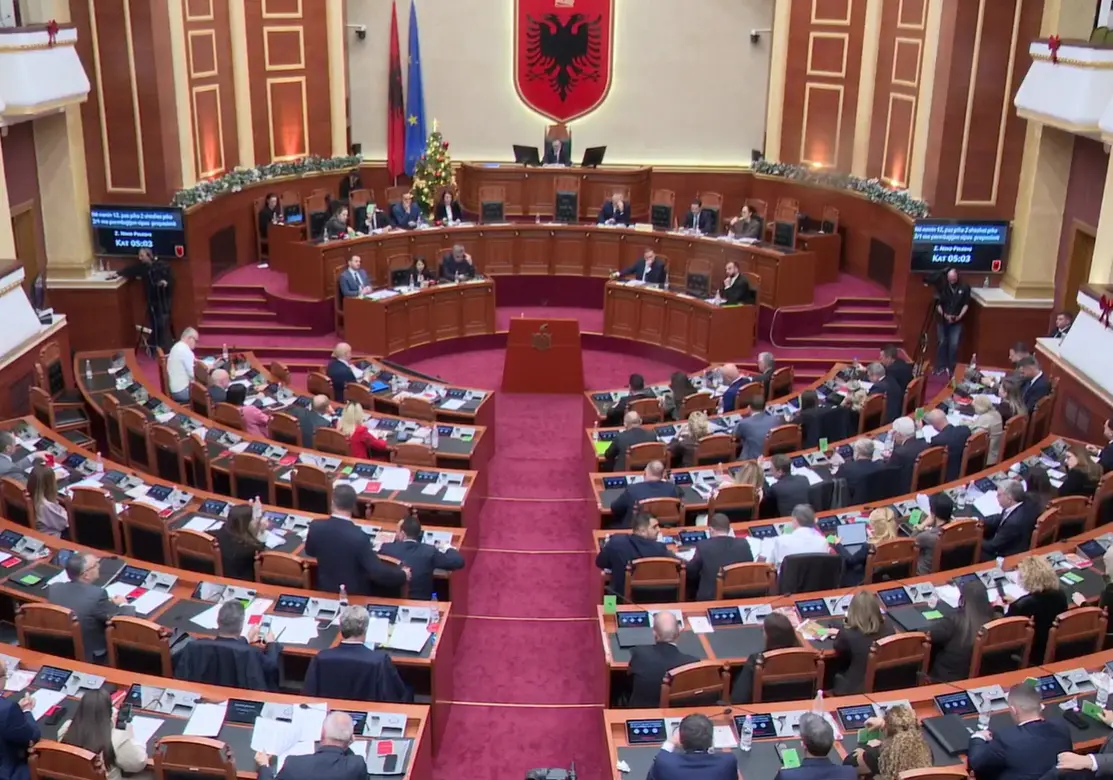 01 30 PAS MESNATE  Kuvendi i hap rrugën  Paqes Fiskale  dhe fshirjes së 1 mld € borxhe  Rrëzohen amendimet që përfituesit të deklarojnë burimin e të ardhurave