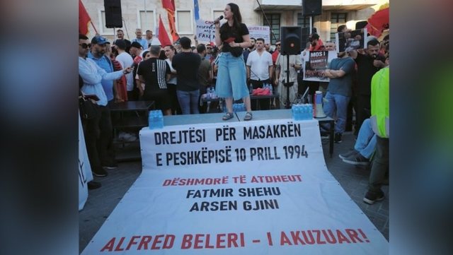 Pankarta kunder Belerit  protestuesit kërkojnë drejtësi për Masakrën e Peshkëpisë