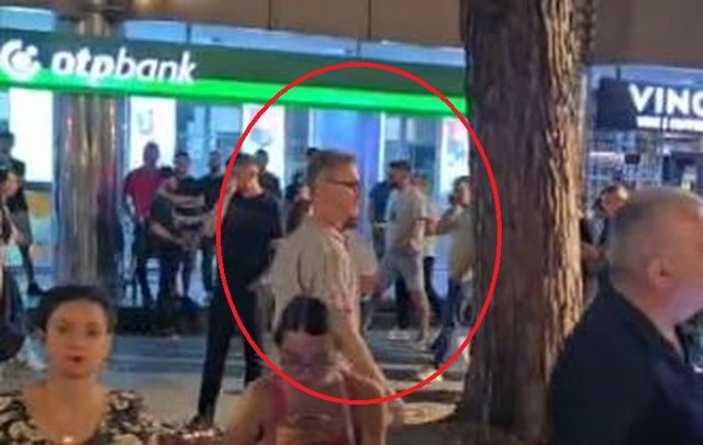 Ambasadori i BE  Silvio Gonzato në protestën qytetare para Kryeministrisë
