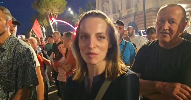  Pse ka dalë në protestë     Si përgjigjet deputetja e larguar nga PS