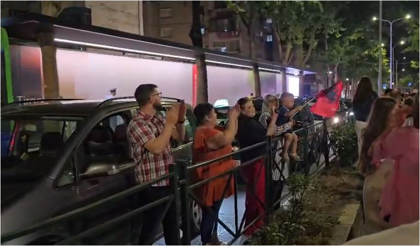 Qytetarët ndalin makinat dhe duartrokasin protestën në Tiranë