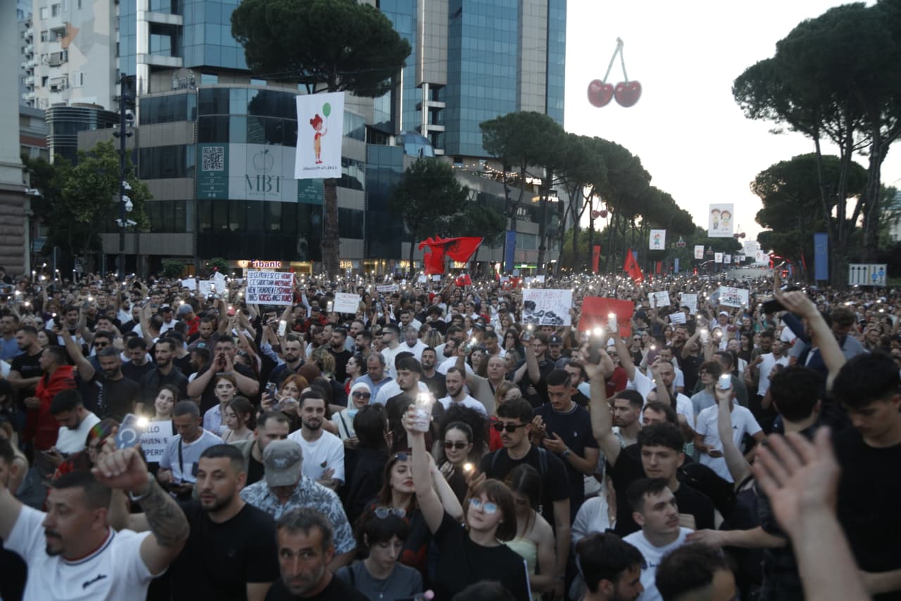 Veç Tiranës  protesta edhe në Durrës  Vlorë  Korçë dhe Elbasan  Rama  Janë delirantë dhe sharlatanë