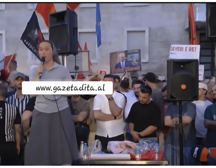 Edhe një murgeshë në protestë  Shqiptarët më në fund nuk janë më spektatorë