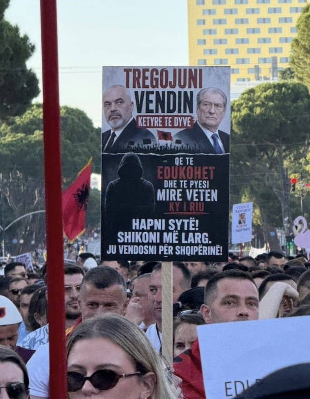 FOTO  Det me njerëz në Tiranë  në ditën e 12 të të protestës  Marshim kilometrik nga Bulevardi në Astir  koha e heshtjes ka mbaruar 